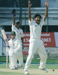 Bangladesh bowler Mohammad Rafique and wicketkeeper Mohammad Salim appeal for LBW