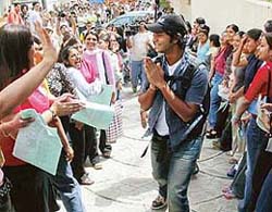 Channel V veejay Purab rejoices with thousands of aspirants for Popstars 2 outside Hotel Mountview