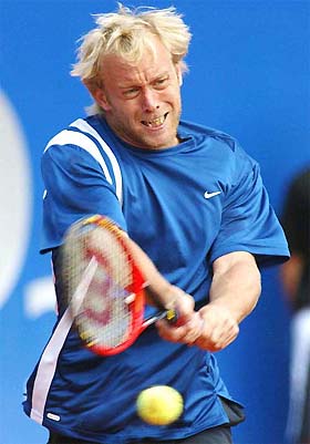 Stefan Koubek of Austria returns a ball to Great Britain�s Tim Henman