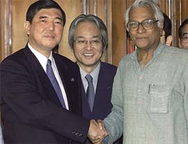 Indian Defense Minister George Fernandes shakes hands with Director-General of the Defense Agency of Japan