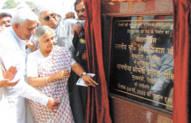 Chief Minister Sheila Dikshit laying the foundation stone of the carrier line canal
