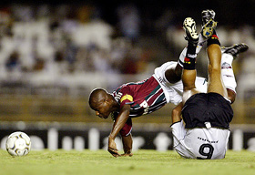 Wellington Paulo of Vasco da Gama fights for the ball with Marcao de Oliveira 