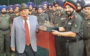 Col G.S. Aul of 3-Field Regiment presents a memento to the Punjab Governor and Administrator, UT, Chandigarh, Lieut-Gen J.F.R. Jacob (retd)
