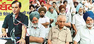 R.D. Kailey renders a song at a function on the occasion of Shiv Kumar Batalvi’s death anniversary at State Library