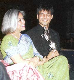 Mother and son all smiles as Vivek Oberoi holds the Best Debut Actor Award