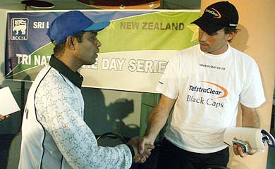 Pakistan skipper Rashid Latif and his New Zealand counterpart Stephen Fleming shake hands 