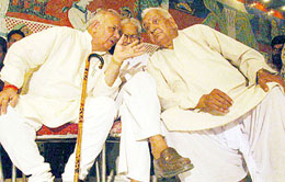 The Union Minister of State for Defence, Mr Chaman Lal Gupta, discusses a point