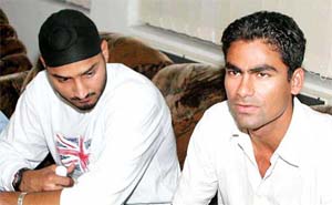 Mohammed Kaif and Harbhajan Singh address a Press conference at Patna airport 