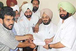 The Punjab Chief Minister, Capt Amarinder Singh, hands over a letter to the Zirakpur civic body authorities