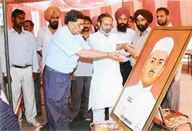 Floral tributes being paid to martyr Sukhdev Thapar