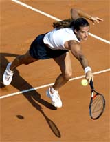 Amelie Mauresmo of France hits a backhand return to Anna Pistolesi of Russia 