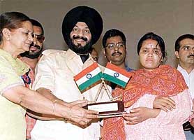 All India Anti-Terrorist Front chairman M.S. Bitta honours Nirmala Devi who killed a leopard in Mandi 