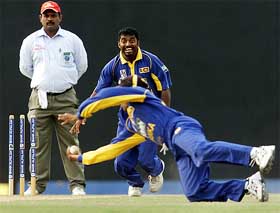 Sri Lankan fielder Mahela Jayawardene takes an acrobatic catch to dismiss Pakistani batsman Shabbir Ahmed off the bowling of Muttiah Muralitharan