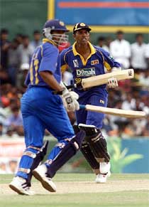 Sri Lankan batsman Kumar Dharmasena and Tillakaratne Dilshan take a quick single 
