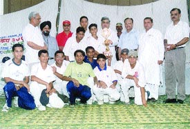 Dr S C Vats, MLA, and principal of Kendriya Vidyalaya, Anil Upadhyaya, with the Hansraj Model School team