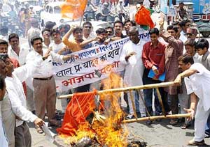 BJP activists burn an effigy of RJD chief Laloo Prasad Yadav