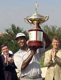 Ace golfer Vijay Singh lifts the Byron Nelson championship trophy