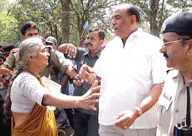 Narmada Bachao movement leader Medha Patkar tries to block the way of Madhya Pradesh Deputy Chief Minister Subhash Yadav