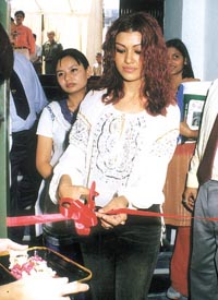 Model Koena Mitra inaugurating the beauty clinic at Lajpat Nagar.