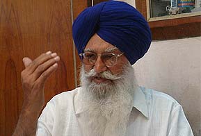Mr Kulwant Singh, former SGPC secretary, addresses mediapersons