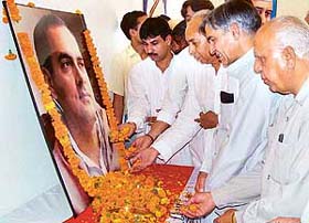 Congress leaders, including local MP Pawan Kumar Bansal, CTCC President B.B.Bahl and Youth Congress President H.S.Lucky pay floral tributes to Rajiv Gandhi on his death anniversary