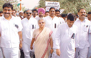 Delhi Chief Minister Sheila Dikshit with the Delhi Pradesh Congress Committee leaders during a peace march from the Delhi Gate to the Veer Bhumi on the occasion of the death anniversary of Rajiv Gandhi 
