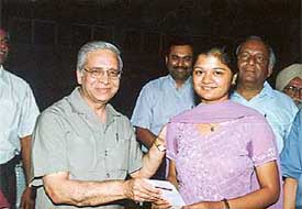 Mr S.C. Chaudhary, Chief General Manager, BSNL, Punjab Telecom Circle, gives away a prize of Rs 5,000 to Nitika Garg of Punjab Engineering College
