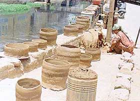 Tandoors being made near Shingar Cinema in Ludhiana.