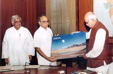 Union Tourism Minister Jagmohan presents a photo of the Indus river