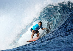 Australia's Tom Carroll withdrew from the Association of Surfing Professionals World championship tour in round two due to a recurring hip injury