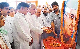 Congress leaders pay homage to Pandit Nehru on his death anniversary in Chandigarh
