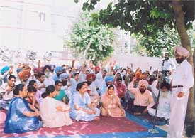 PSEB employees protest against the police for registering a ‘false’ case against their colleagues who had raided