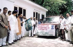 The Deputy Prime Minister, Mr L. K. Advani, flagging off the Sindhu Darshan Programme organised by the Nehru Yuva Kendra Sangathan in the Capital on Tuesday.