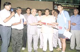 Former Delhi Chief Minister Madan Lal Khurana presenting the man of the match award to Dhruv Mohan in the Lala Hari Ram Cricket Tournament at the Karnail Singh Stadium.