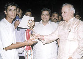Union Minister of State for Defence Chaman Lal Gupta presenting the man of the match award to Amanjeet Singh in Lala Hari Ram Cricket Tournament at  Karnail Singh Stadium.