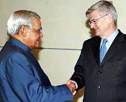 Prime Minister Atal Bihari Vajpayee being welcomed by German Foreign Minister Joschka Fischer