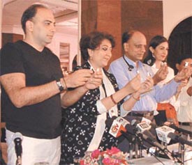 Stubbing it out: Fashion designers Tarun Tahiliani and Madhu Jain, Dr K.K. Aggarwal of the Heart Care Foundation of India and model Simar Dugal at a 'World No Tobacco Day' function 