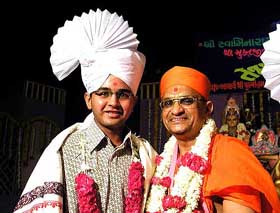 Young Indian wicket-keeper Parthiv Patel with Acharya Purushotam Priyadas Swamiji