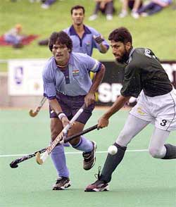 India�s captain Dhanraj Pillay and Pakistan�s Imran Tariq battle for the ball during their match