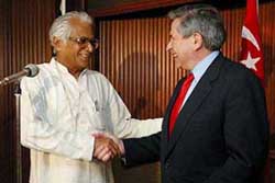 US Deputy Defence Security Paul Wolfowiz shakes hands with Indian Defence Minister George Fernandes