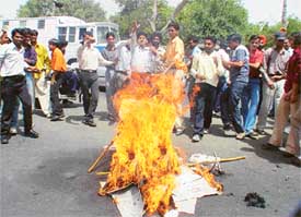 Members of the ABVP burn an effigy of the Punjab Government near Deputy Commissioner�s office in Ludhiana