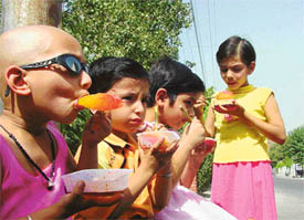 As the mercury soars to a new high, children enjoy "chusky"