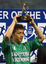 Feyenoord Rotterdam's Japanese striker Shinji Ono holds the "AFC 2002 Player of the Year" trophy