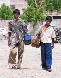 Birju and Parkash, two shoeshine boys, who find earning their livelihood in the summer tough