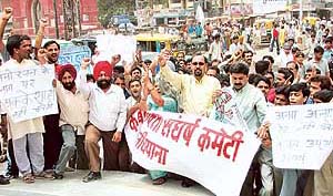 Members of the Cable Upbhokta Sangarsh Committee stage a protest 