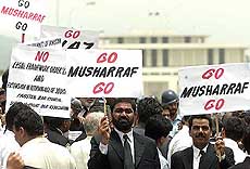 Pakistani lawyers protest against President Musharraf 