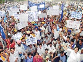 BSP activists protest against the Punjab Government for its alleged failure to protect the life and property of Dalits
