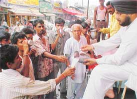 Sweetened water being offered to passersby in Ludhiana