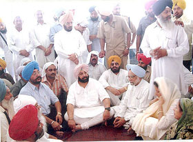 Punjab Chief Minister Captain Amrinder Singh, Dr. Manmohan Singh and Mrs Ambika&nbsp;Soni interact with villagers of Talhan