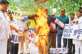 Workers of the local unit of the Janata Dal (United) burn the effigy of the UT Administrator, Justice O.P. Verma (retd), against the demolition drive in Sector 17, Chandigarh